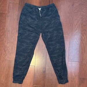Vuori women’s Dark Camo Jogger Pants medium 28” inseam